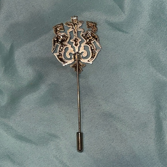 Vintage Art of the Gentleman Royal Crest Pin - Picture 4 of 4